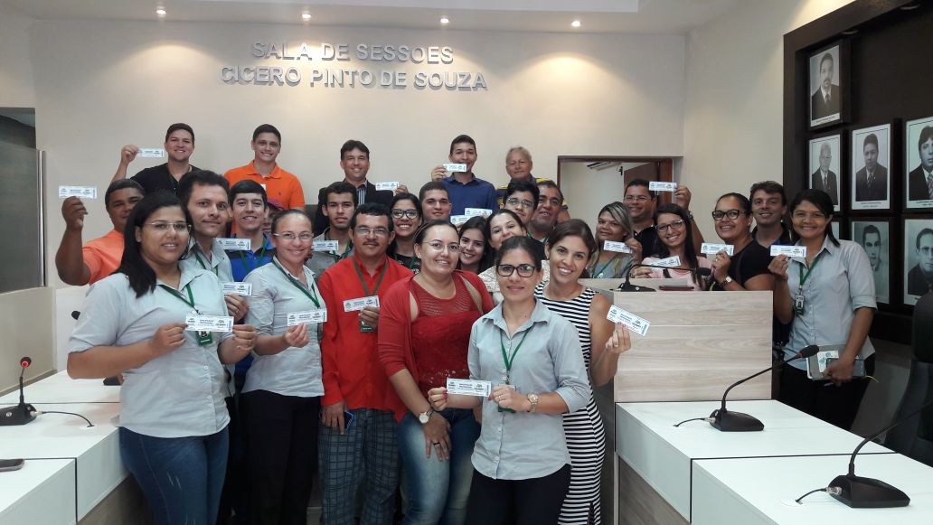 Presidente da Câmara Municipal de Santa Cruz em parceria com a FECAM entregam Vouchers dos cursos de Capacitação dos funcionários. 